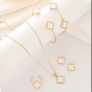 Gold and White Clover Pendant Jewelry Set - Women